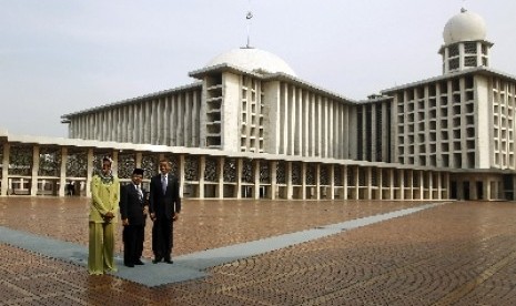 Presiden AS Barack Obama dan istri, Michelle Obama saat berpose bersama Imam Masjid Istiqlal, KH Ali Mustofa Yakub.