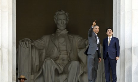 Presiden AS Barack Obama dan PM Jepang Shinzo Abe saat mengunjungi Monumen Lincoln, Senin (27/4)