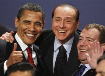 Presiden AS Barack Obama dan Presiden Rusia Dmitry Medvedev (kanan), bersama PM Italia Silvio Berlusconi pada KTT G20 di London.