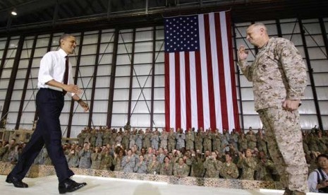 Presiden AS Barack Obama disambut oleh Komandan NATO/ISAF Jenderal John R.Allen (kanan) di Pangkalan Udara Bagram, Afganistan, Rabu (2/5).