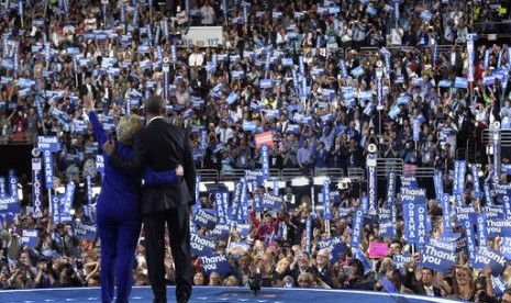 Presiden AS Barack Obama (kanan) dan calon presiden Partai Demokrat AS Hillary Clinton (kiri), melambaikan tangan kepada pendukungnya usai Obama berpidato di Konvensi Nasional Demokrat di Philadelphia, Rabu, 27 Juli 2016.