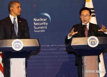 Presiden AS Barack Obama (kiri) bersama Presiden Korsel Lee Myung-bak (kanan) dalam KTT Kemanan Nuklir di Korsel 