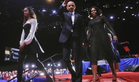 Presiden AS Barack Obama melambaikan tangan bersama Ibu Negara Michelle Obama dan putrinya Malia usai menyampaikan pidato perpisahan di McCormick Place, Chicago, Selasa, 19 Januari 2016.