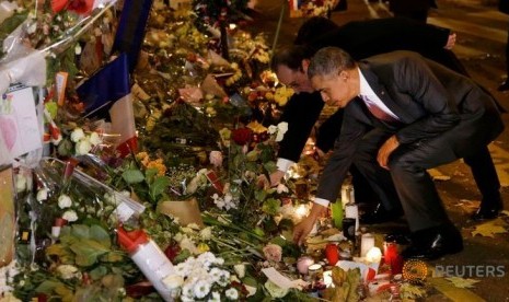 Presiden AS Barack Obama meletakkan bunga mawar putih di depan gedung teater Bataclan, Paris, Prancis