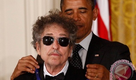 Presiden AS Barack Obama memasangkan medali Presidential Medal of Freedom 2012 kepada musisi Bob Dylan dalam upacara di Ruang Timur Gedung Putih, Washington beberapa waktu lalu.