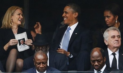 Presiden AS Barack Obama 'menggoda' PM Denmark Helle Thorning-Schmid disaksikan Michelle Obama (Matt Dunham/AP)