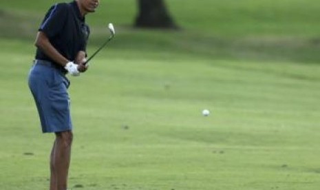 Presiden AS Barrack Obama bermain golf.