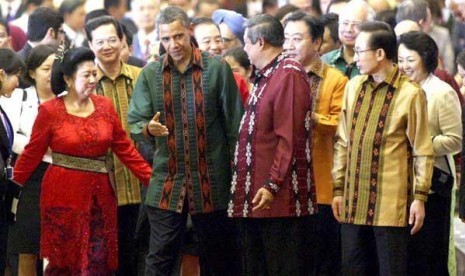 Presiden AS Barrack Obama bersama sejumlah pemimpin negara-negara Asean mengenakan pakaian dari bahan kain tenun Sikka, Nusa Tenggara Timur.