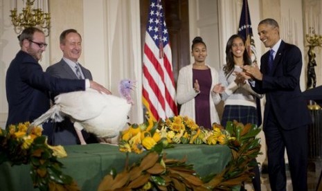 Presiden AS Barrack Obama ditemani putrinya Sasha dan Malia menyaksikan tradisi pengampunan ayam kalkun. Tradisi ini merupakan bagian dari hari raya Thanksgiving di AS.