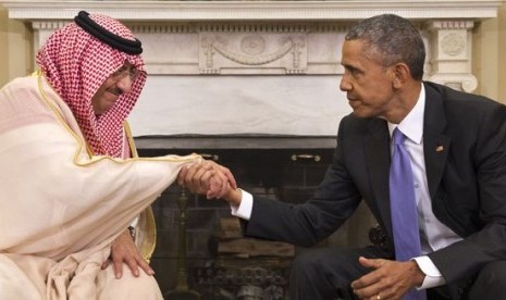 Presiden AS Barrack Obama menjabat tangan Putra Mahkota Arab Saudi Mohammed bin Nayef.