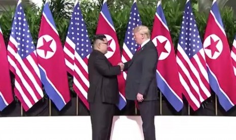  Presiden AS, Donald Trmp (kanan) dan pemimpin Korea Utara, Kim Jong-un (kiri). 