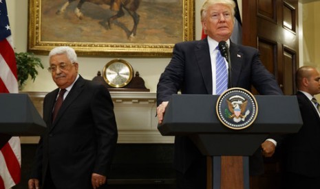 Presiden AS Donald Trump dan Presiden Palestina Mahmoud Abbas di Roosevelt Room Gedung Putih di Washington.