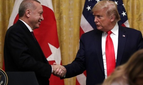 Presiden AS Donald Trump berjabat tangan dengan Presiden Turki Recep Tayyip Erdogan usai konferensi pers di East Room Gedung Putih, Washington, Rabu (13/11).