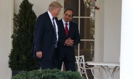 Presiden AS Donald Trump berjalan bersama Presiden Mesir Abdel Fattah al-Sisi