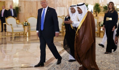 Presiden AS Donald Trump berjalan bersama Raja Arab Saudi Salman usai upacara penyambutan di Royal Terminal King Khalid International Airport, Riyadh, Sabtu, 20 Mei 2017.