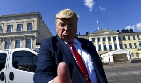 Presiden AS Donald Trump berpose di depan Istana Presiden di Helsinki, Finlandia, Ahad (15/7).