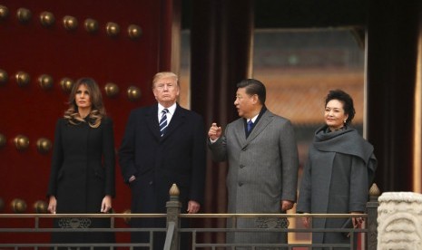 Presiden AS Donald Trump bersama Melania Trump dan Presiden Cina Xi Jinping dan Ibu Negara Peng Liyuan di Beijing, Cina, Rabu (8/11).