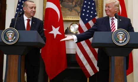 Presiden AS Donald Trump bersama Presiden Turki Recep Tayyip Erdogan di Roosevelt Room Gedung Putih, Selasa, 16 Mei 2017 di Washington.