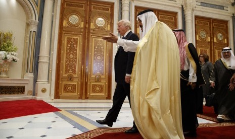 Presiden AS Donald Trump bersama Raja Salman di Riyadh, (21/5).