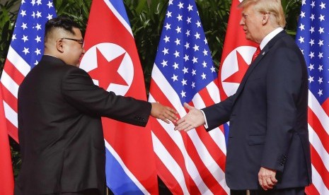 Presiden AS Donald Trump bertemu dengan pemimpin Korea Utara Kim Jong Un di Pulau Sentosa, Singapura, Selasa (12/6).