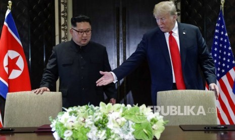 Presiden AS Donald Trump bertemu dengan pemimpin Korea Utara Kim Jong Un di Pulau Sentosa, Singapura, Selasa (12/6).