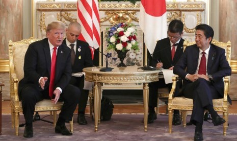 Presiden AS Donald Trump bertemu dengan Perdana Menteri Jepang Shnzo Abe di Istana Akasaka, Tokyo, Senin (27/5). 