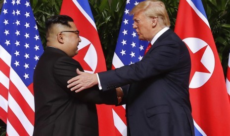 Presiden AS, Donald Trump bertemu pemimpin Korea Utara Kim Jong-un di Singapura, Selasa (12/6).