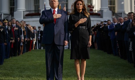  Presiden AS Donald Trump dan Ibu Negara Melania Trump mengikuti upacara menghormati para korban Tragedi 11 September, Rabu (11/9), di Pentagon.