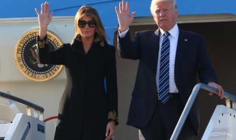 Presiden AS Donald Trump dan ibu negara Melania Trump tiba di Bandara Leonardo da Vinci-Fiumicino di Roma, Italia, 23 Mei 2017. 