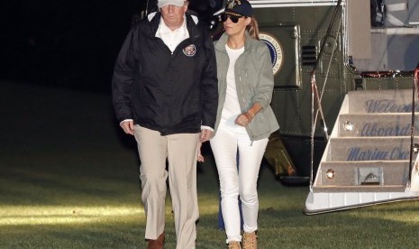 Presiden AS Donald Trump dan istrinya Melania saat tiba kembali di Gedung Putih usai kunjungan ke Puerto Rico, (3/10).