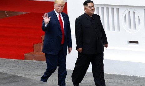 Presiden AS Donald Trump dan pemimpin Korea Utara Kim Jong Un berjalan bersama usai makan siang di Resor Capella di Pulau Sentosa,Singapura, Selasa (12/6).  