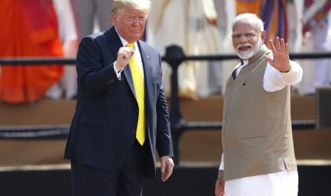 Trump Ingin Tingkatkan Penjualan Peralatan Militer ke India. Presiden AS Donald Trump dan Perdana Menteri India Narendra Modi di Sardar Patel Stadium, Ahmedabad, India, Senin (24/2).