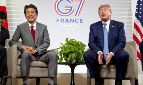 Presiden AS Donald Trump dan Perdana Menteri Jepang Shinzo Abe berbicara di depan jurnalis dalam KTT G7 di Biarritz, Prancis, Ahad (25/8).