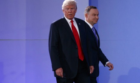 Presiden AS Donald Trump dan Presiden Polandia Andrzej Duda tiba untuk konferensi pers di Royal Castle, 6 Juli 2017 di Warsawa.