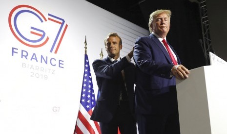 Presiden AS Donald Trump dan Presiden Prancis emmanuel Macron berbicara dalam konferensi pers KTT G7 di Biarritz, Prancis, Senin (26/8).