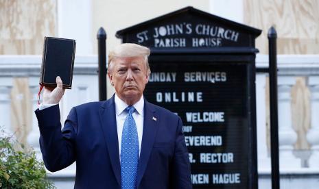 Presiden AS Donald Trump di depan Gereja St John. Donald Trump ancam akan kerahkan militer untuk hentikan demo George Floyd.