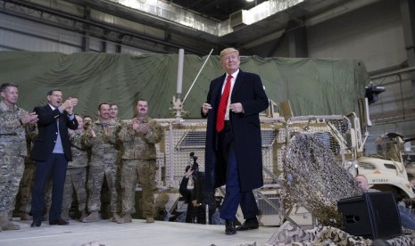 Presiden AS Donald Trump di panggung saat memberi sambutan kepada anggota militer AS saat kunjungan kejutan Hari Thanksgiving Day di Pangkalan Militer Bagram (Bagram Air Field), Afghanistan, Kamis (28/11). 