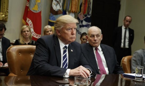 Presiden AS Donald Trump didampingi Menteri Keamanan Dalam Negeri John Kelly (kanan) 