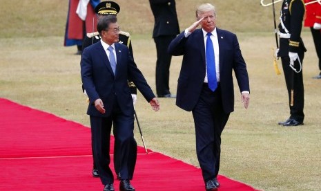 Presiden AS Donald Trump (kanan) bersama Presiden Korsel Moon Jae-in saat upacara penyambutan di Istana biru di Seoul, Selasa (7/11).