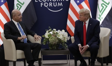 Presiden AS Donald Trump (kanan) bertemu dengan Presiden Irak Barham Salih di Forum Ekonomi Dunia di Davos, Swiss, Rabu (22/1). Keduanya membahas pengurangan jumlah pasukan di Irak.