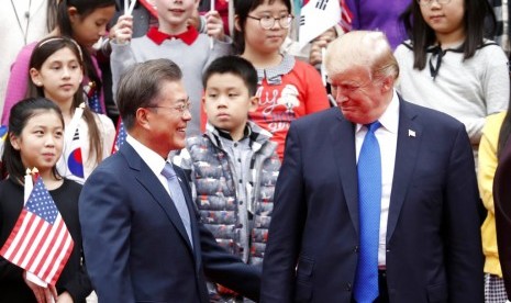 Presiden AS Donald Trump (kanan) dan Presiden Korea Selatan Moon Jae-in saat upacara penyambutan kedatangan Trump di Istana Biru di Seoul, Selasa (7/11).