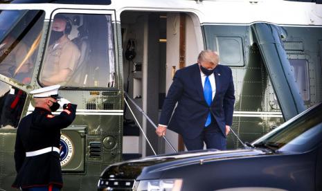  Presiden AS Donald Trump keluar dari helikopter Marine One saat tiba di  Walter Reed National Military Medical Center di Bethesda, Maryland, pada Jumat (2/9). Trump akan dirawat selama beberapa hari ke depan setelah positif Covid-19.