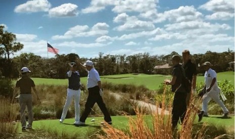 Presiden AS Donald Trump (ketiga kanan) melakukan tos Perdana Menteri Jepang Shinzo Abe saat bermain golf di Florida, AS.