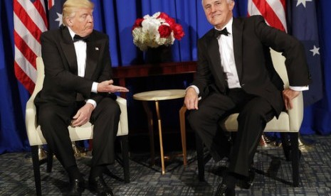 Presiden AS Donald Trump (kiri) bersama Perdana Menteri Australia Malcolm Turnbull saat bertemu di atas kapal USS Intrepid di Sungai Hudson, New York, Kamis, 4 Mei 2017. 