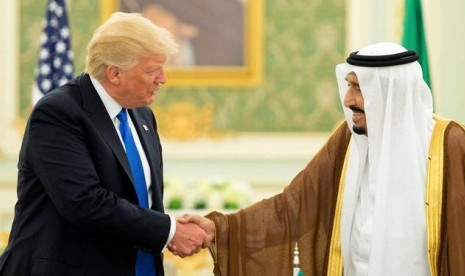 Presiden AS, Donald Trump (kiri) bersama Raja Salman (kanan)