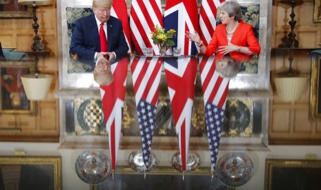 Presiden AS Donald Trump (kiri) dan Perdana Menteri Inggris Theresa May saat bertemu di Chequers, Buckinghamshire, Inggris, Jumat (13/7). 