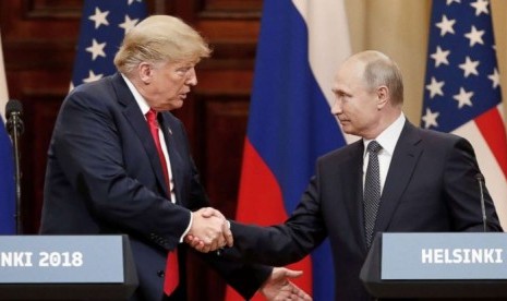 Presiden Rusia Vladimir Putin (kanan) dan Presiden AS Donald Trump (kiri)