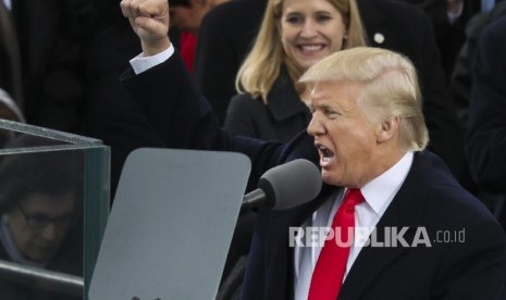 Presiden AS Donald Trump memberikan pidato pertamanya seusai dilantik menjadi presiden AS dalam upacara inagurasi di Gedung Capitol, Washington DC, Jumat (20/1).