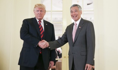 Presiden AS Donald Trump menemui Perdana Menteri Singapura Lee Hsien Long.