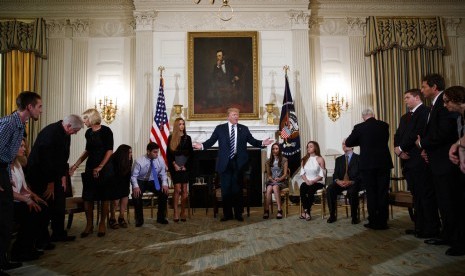 Presiden AS Donald Trump mengadakan pertemuan dengan siswa selamat penembakan di Florida dan orang tua korban tewas di Gedung Putih, Rabu (21/2). 